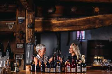 cave à vin, mère et fille, Bündner Bündner Herrschaft, Maienfeld, château Salenegg, dégustation de vin