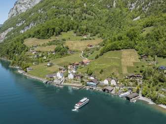 Quinten au bord du Walensee photographiée d'en haut avec le bateau du Walensee.