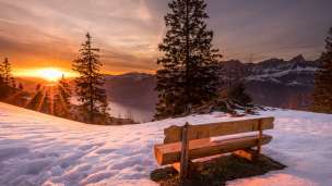 Banc solaire en hiver avec vue sur le lac de Walenstadt