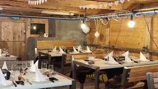Étable rustique de l'intérieur, recouverte de tables et de couverts