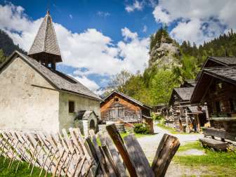 église, village Walser, site tectonique Sardona inscrit au patrimoine mondial de l'UNESCO, Saint-Martin, vallée de la Tamina, montagnes, vallée de Calfeisen, village Walser, St.