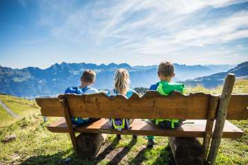 Enfants, montagne, soleil