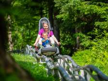 Mère et enfant sur la piste de luge de Floomzer