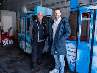 Reto Flury de l'hôtel Schönhalden se tient avec Manuel Rothmund devant le petit téléphérique.
