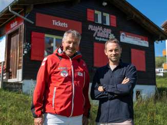 Vali Gadient et Manuel Rothmund au Flumserberg, debout devant la cabine à tickets de l'école de ski du Flumserberg