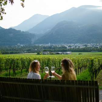 Dégustation de vin avec vue sur les vignobles © Heidiland Tourisme