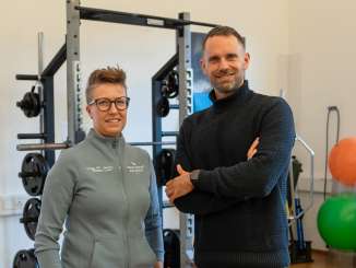 L'animateur Manuel Rothmund se tient dans une salle de fitness en compagnie de la physiothérapeute Lea Nadig.