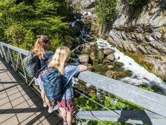 2025, ruisseau, arbres, Betlis, pont, amies, printemps, verdure, bois, Quinten, pierres, forêt, lac de Walenstadt, randonnée