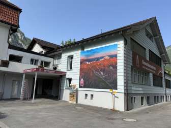 Vue extérieure du centre de visite du patrimoine mondial de l'UNESCO à Vättis