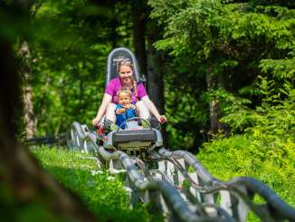 Mère et enfant sur la piste de luge de Floomzer