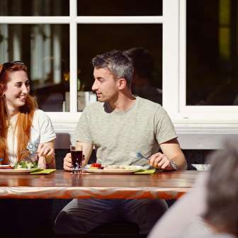 Un couple déguste une entrée au restaurant Molseralp © Hannes Heinzer