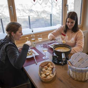 Manger une fondue au fromage © Heidiland Tourisme / Thomas Kessler Visual