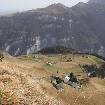 La terrasse de montagne idyllique de Vättnerberg ; © Alpinasol.ch