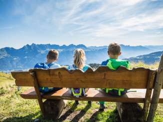 Enfants, montagne, soleil