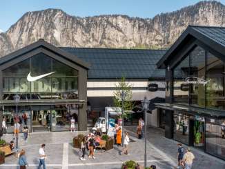 Magasin phare Nike au Landquart Fashion Outlet, avec les montagnes en arrière-plan