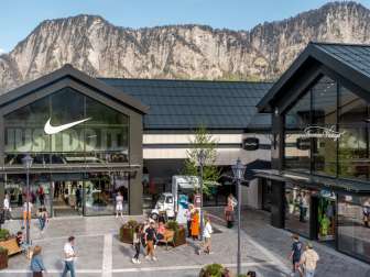 Magasin phare Nike au Landquart Fashion Outlet, avec les montagnes en arrière-plan