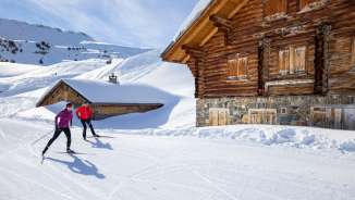 Deux skieurs de fond au Flumserberg devant le refuge