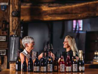 Mondes du Rhin_Château de Salenegg cave à vin, mère et fille, Bündner Bündner Herrschaft, Maienfeld, château Salenegg, dégustation de vin