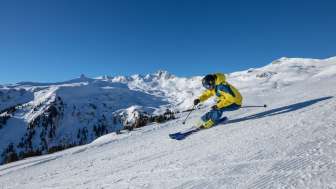 Skieurs au Flumserberg avec vue sur Spitzmeilen