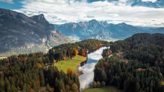 Le lac de Chapfen en automne Le lac Chapfensee photographié d'en haut dans la lumière d'automne. En arrière-plan, on aperçoit les montagnes de la Bündner Herrschaft