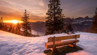 Banc solaire en hiver avec vue sur le lac de Walenstadt