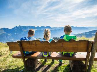 Enfants, montagne, soleil
