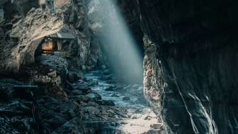 Incursion de la lumière dans les sombres gorges de la Tamina
