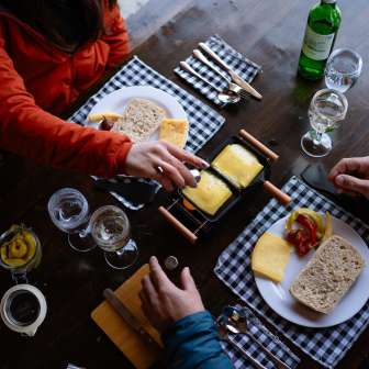 Manger une raclette © Kevin Wildhaber