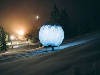 Installation lumineuse ressemblant à une lune, lors du ski nocturne au Flumserberg
