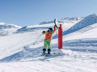 Un enfant skie sur la Funslope du Pizol