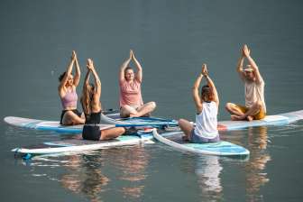Yoga sur planche de SUP sur le lac de Walenstadt © Thomas Kessler Visuals