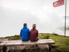 Couple assis sur un banc dans le brouillard