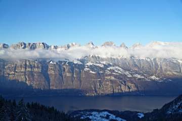 Vue plongeante sur les Churfirsten et le Walensee Hiver, neige, Seebenalp, Flumserberg, chien, randonnée hivernale
