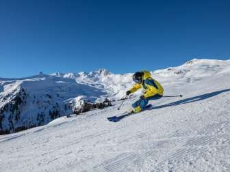 Skieurs au Flumserberg avec vue sur Spitzmeilen
