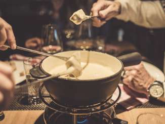 Plusieurs personnes savourent une fondue au fromage
