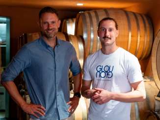 Le vigneron Patrick Adank se tient avec l'animateur Rothmund dans la cave Barique du domaine viticole Adank