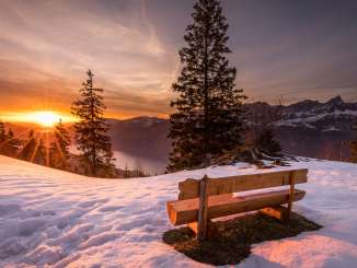 Banc solaire en hiver avec vue sur le lac de Walenstadt