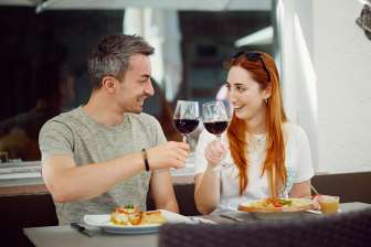 Un couple trinque au vin rouge, plat principal au restaurant Chrüz © Hannes Heinzer