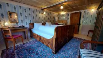 Chambre Biedermeier dans l'hôtel historique Alpenhof à Weisstannen