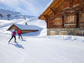 Deux skieurs de fond au Flumserberg devant le refuge
