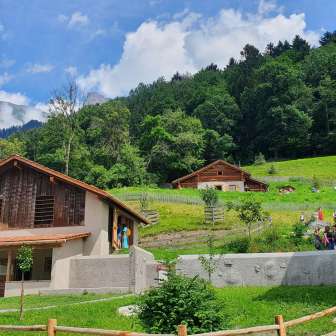 La grange avec la cabane d'alpage de Heidi en arrière-plan © Heididorf