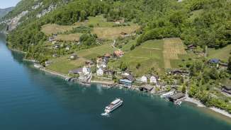 Quinten am Walensee vue du ciel Quinten au bord du Walensee photographiée d'en haut avec le bateau du Walensee.