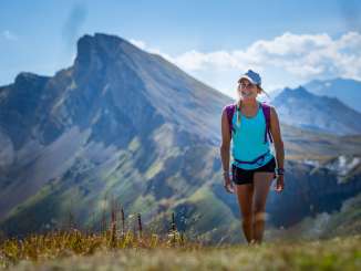 Randonnée sur le circuit des 7 sommets Une jeune femme en tenue d'été fait une randonnée sur le circuit des 7 sommets au Flumserberg
