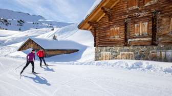 Deux skieurs de fond au Flumserberg devant le refuge Deux skieurs de fond au Flumserberg devant le refuge