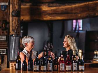 cave à vin, mère et fille, Bündner Bündner Herrschaft, Maienfeld, château Salenegg, dégustation de vin
