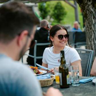 Savourer l'entrée au restaurant Heidihof à Maienfeld. © Kevin Wildhaber