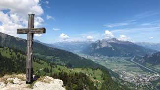 Point de vue_Pizalun_St.Margrethenberg ciel bleu, montagne, croix au sommet, prairies vertes, Croix, St.Margrethenberg, vallée de la Tamina, nuages