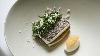 Filet de féra élégamment présenté sur assiette blanche