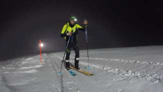 Piste de ski de randonnée nocturne au Pizol Randonneurs à ski avec lampe frontale sur les pistes nocturnes du Pizol