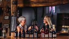 cave à vin, mère et fille, Bündner Bündner Herrschaft, Maienfeld, château Salenegg, dégustation de vin
